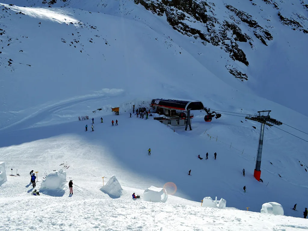 Blick von oben auf die Bergstation und die Schneeskulpturen.